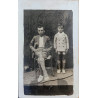 JOVEN Y NIÑO EN POSE