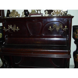 PRECIOSO PIANO  MODERNISTA FECHADO AÑO 1900. ADORNOS EN BRONCE ORIGINAL