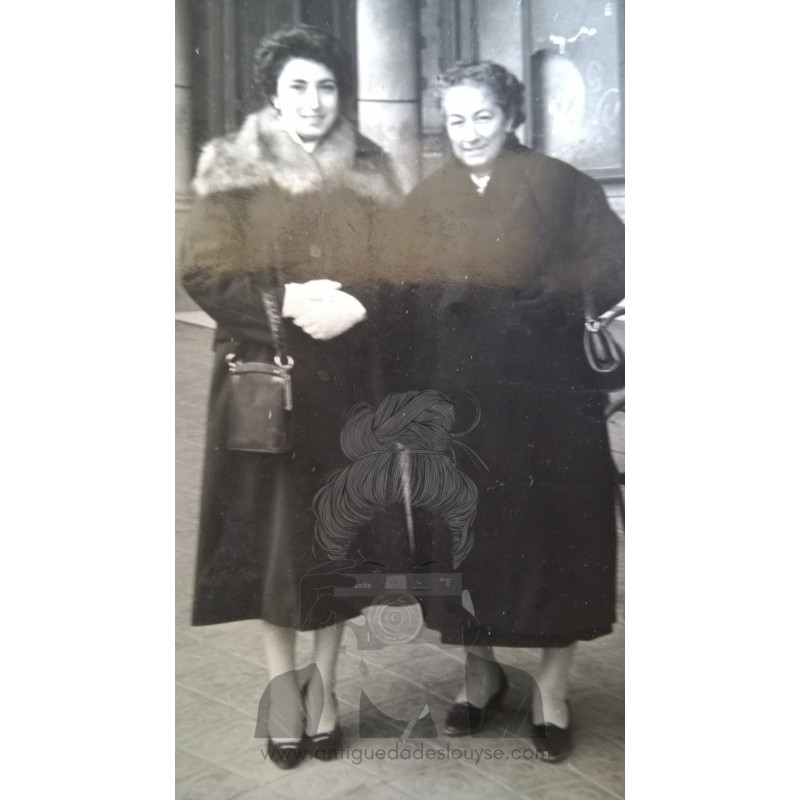 SEÑORA MAYOR Y JOVEN