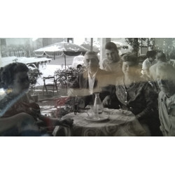 FAMILIA EN UN BAR