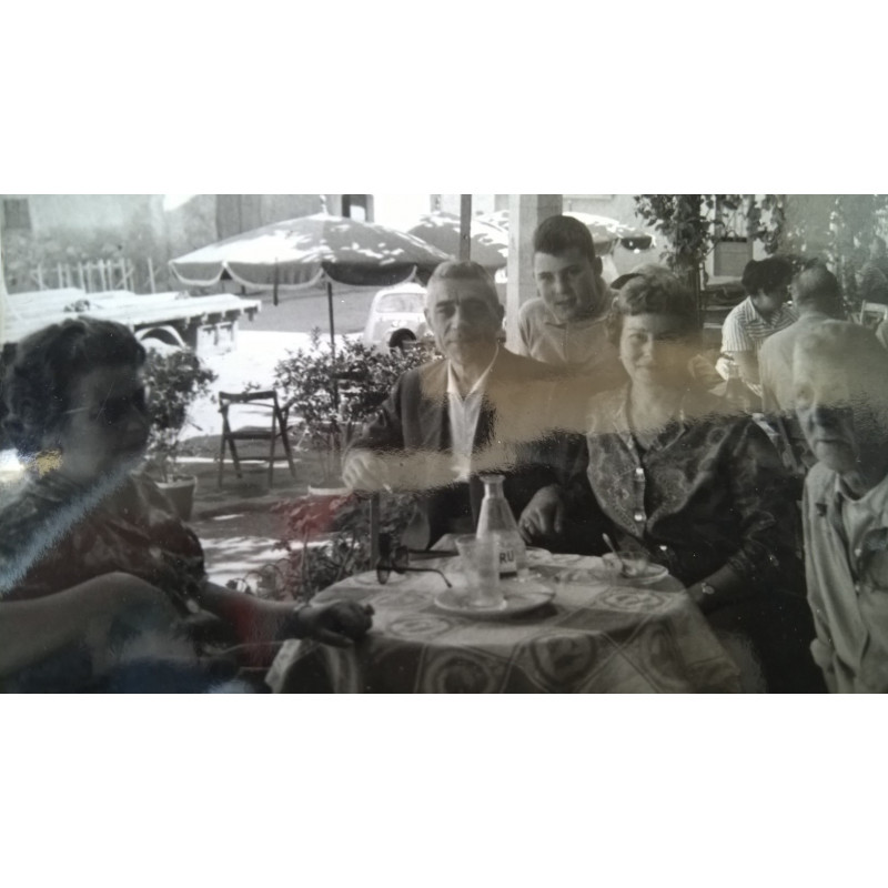 FAMILIA EN UN BAR