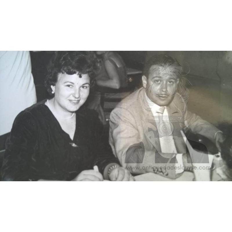 PAREJA EN UN BAR. 1960