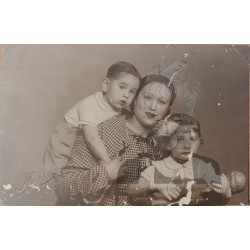 SEÑORA CON PAREJA NIÑOS