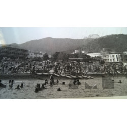 BAÑISTAS EN LA PLAYA