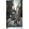 PAREJA DE SEÑORAS PASEO