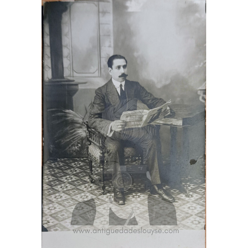 CABALLERO Y PERIÓDICO 1913