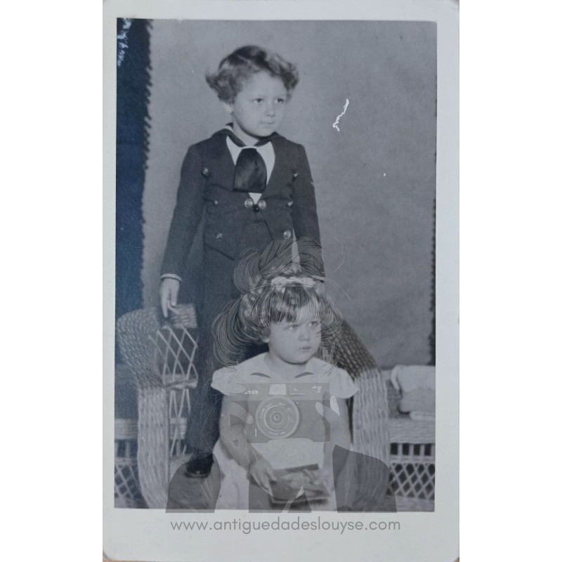 PAREJA DE NIÑOS SOBRE SILLÓN