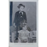 PAREJA DE NIÑOS SOBRE SILLÓN