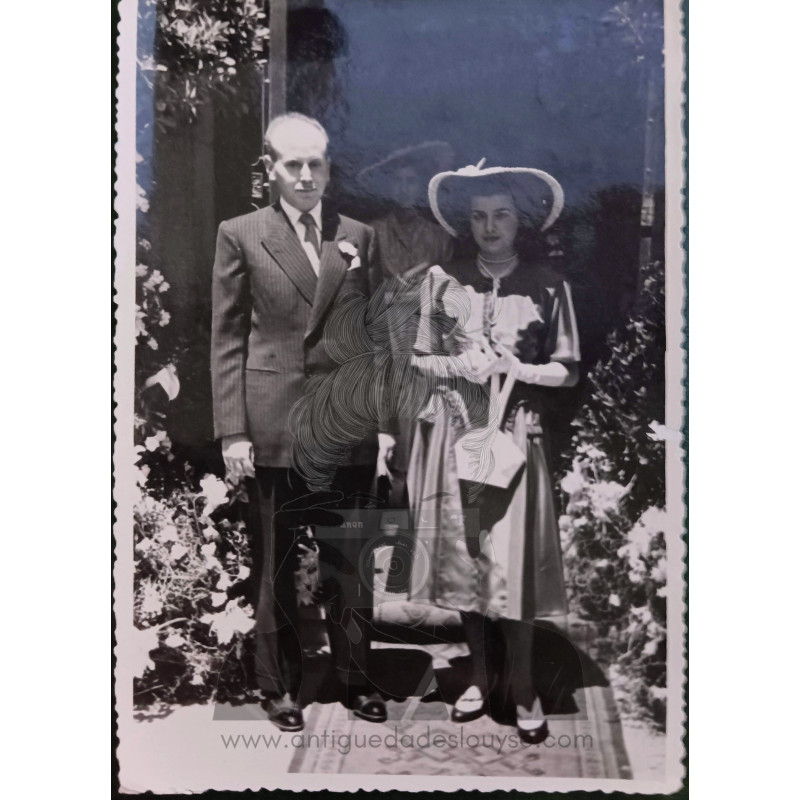 CABALLERO Y DAMA JÓVEN