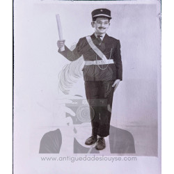 NIÑO DISFRAZADO GENDARME