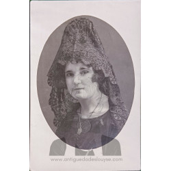 SEÑORA CON MANTILLA