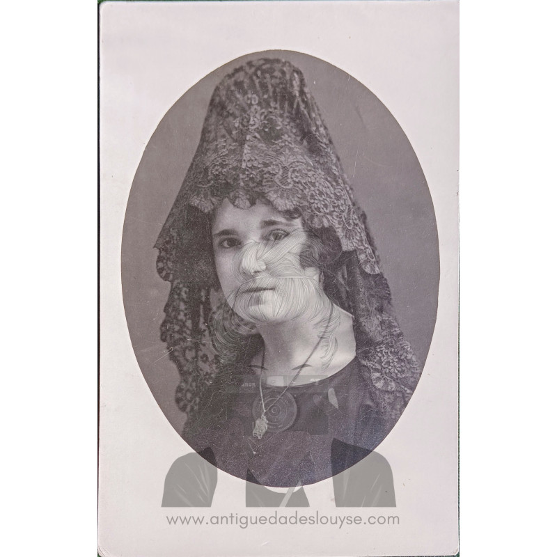 SEÑORA CON MANTILLA