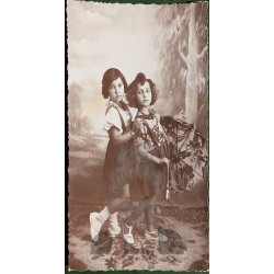 PAREJA DE NIÑAS EN POSE