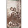 PAREJA DE NIÑAS EN POSE