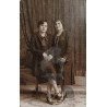PAREJA DE SEÑORAS CON VESTIDOS ÉPOCA