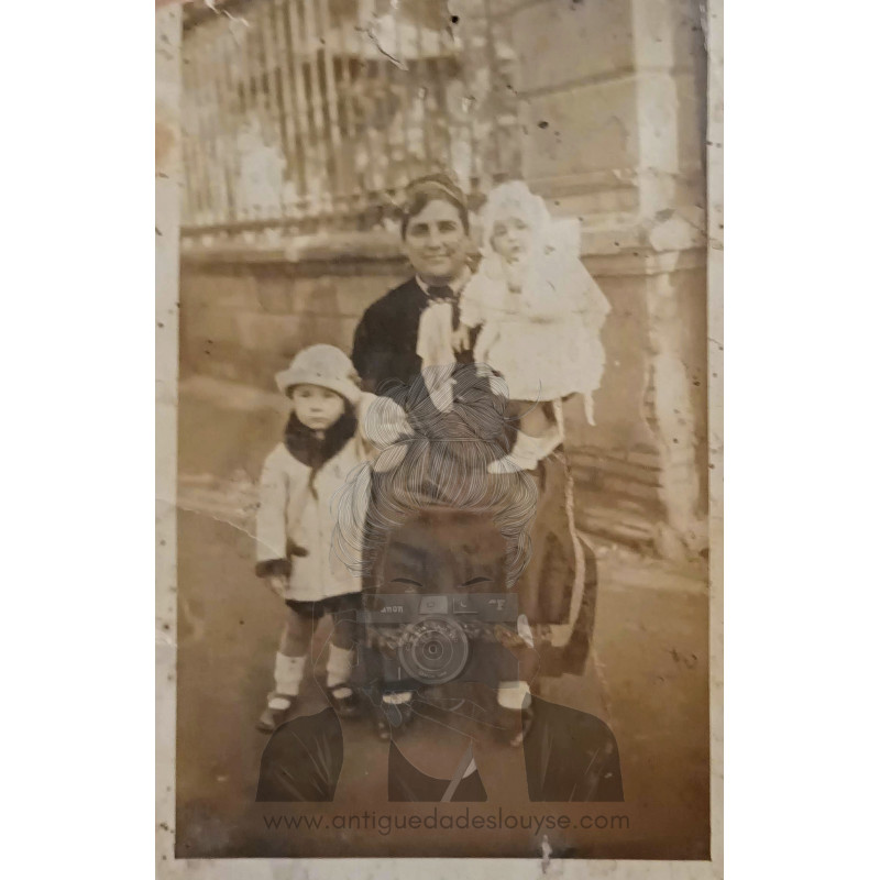 SEÑORA CON PAREJA DE NIÑOS