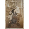 SEÑORA CON PAREJA DE NIÑOS
