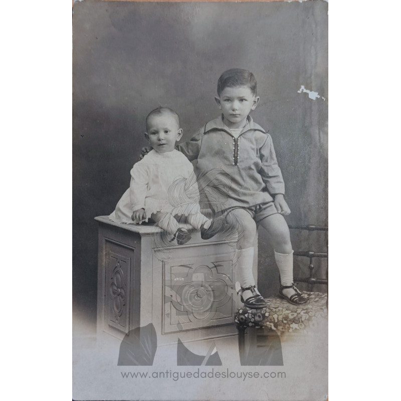 PAREJA DE NIÑOS EN UN MUEBLE