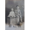 PAREJA DE NIÑOS EN UN MUEBLE