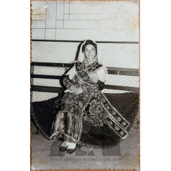 SEÑORA VESTIDO ANTIGUO