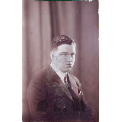 HOMBRE JOVEN  EN 1928
