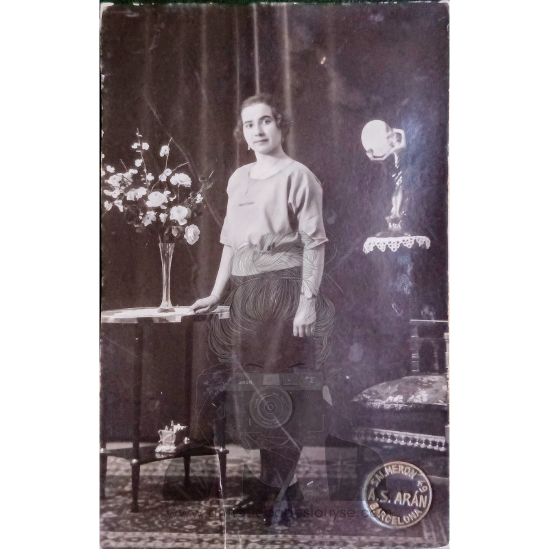 SEÑORA JOVEN EN POSE