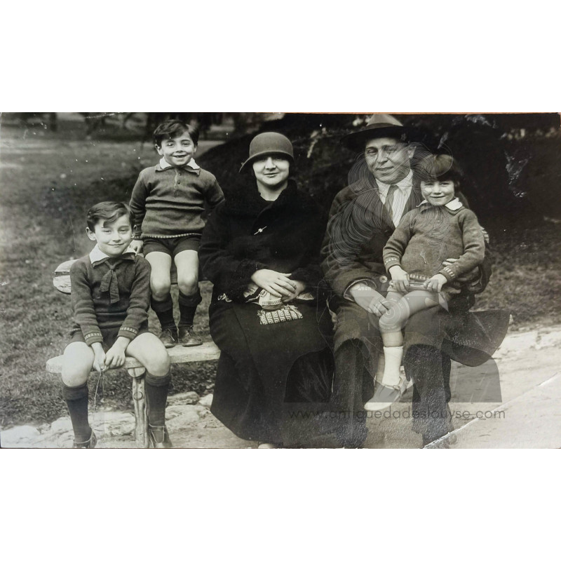 PAREJA Y TRES NIÑOS