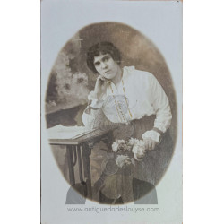 SEÑORA JOVEN HACIA 1900