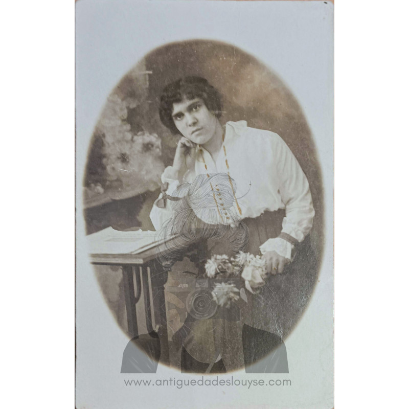 SEÑORA JOVEN HACIA 1900