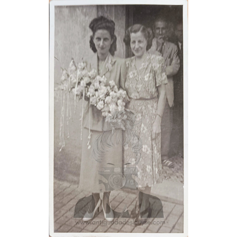 PAREJA DE SEÑORAS DE MEDIANA EDAD