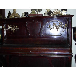 PRECIOSO PIANO  MODERNISTA FECHADO AÑO 1900. ADORNOS EN BRONCE ORIGINAL