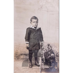 NIÑO CON CARRITO