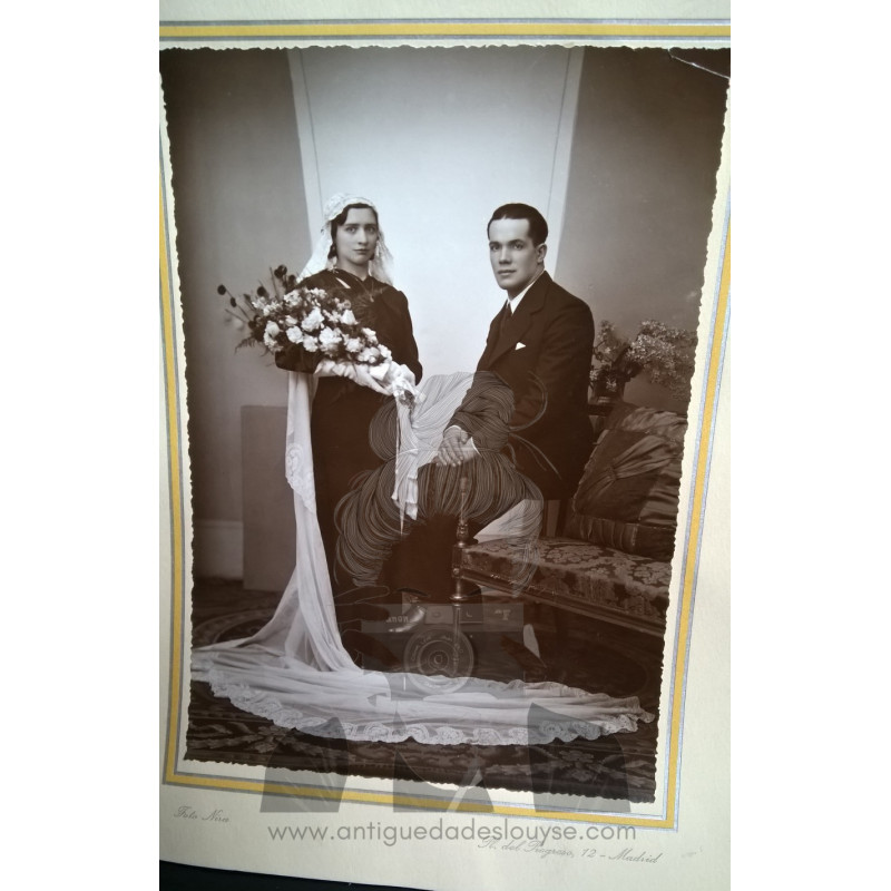 PAREJA DE BODA SENTADO