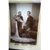 PAREJA DE BODA SENTADO