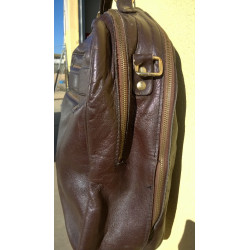 CARTERA DE MANO EN PIEL NATURAL