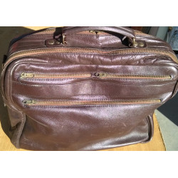 CARTERA DE MANO EN PIEL NATURAL
