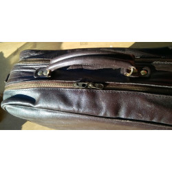 CARTERA DE MANO EN PIEL NATURAL