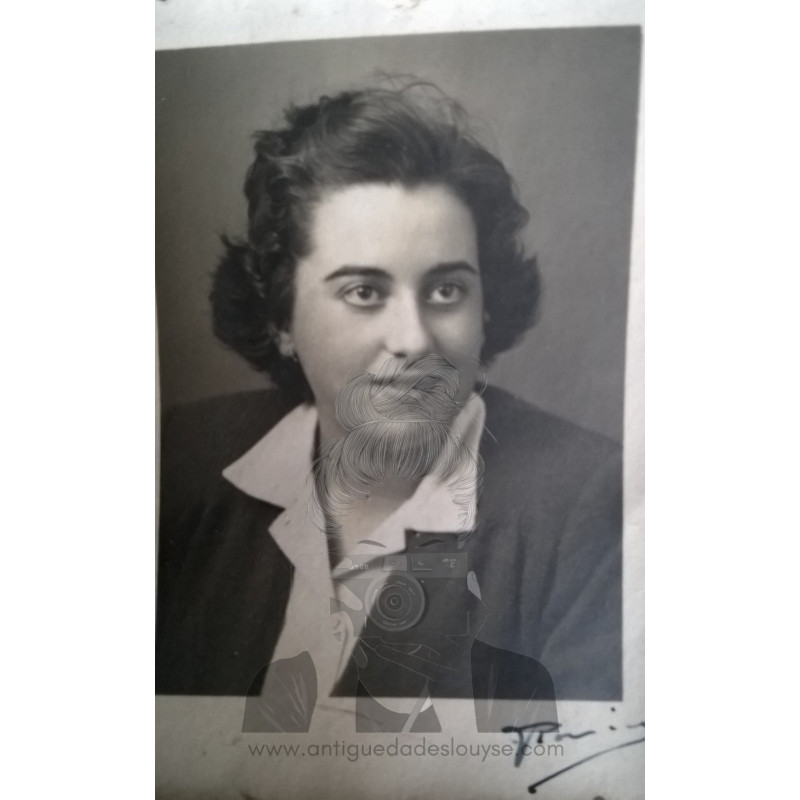 SEÑORA EN POSE 1945