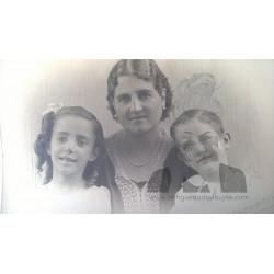 SEÑORA CON PAREJA NIÑOS