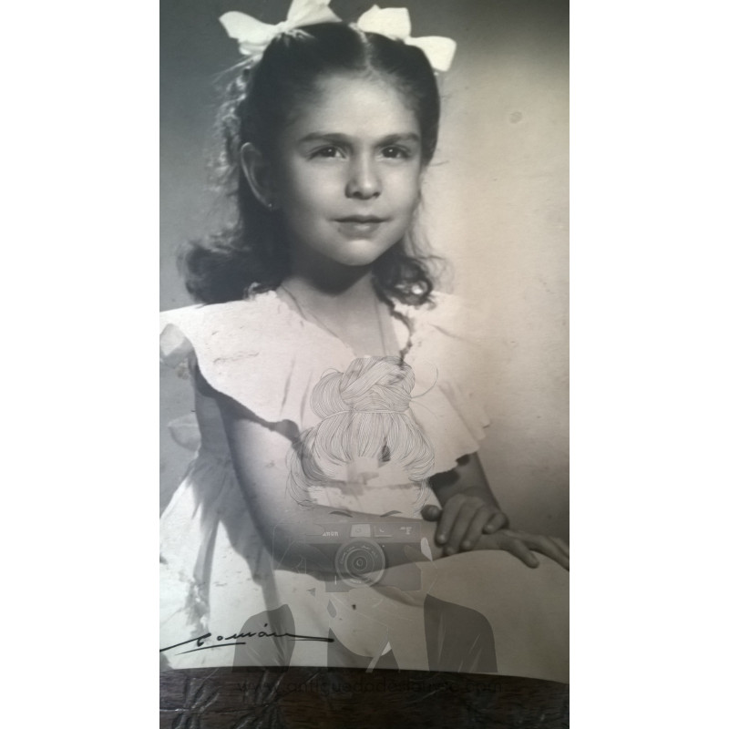 NIÑA EN FOTOGRAFÍA DE POSE. AÑOS 40.