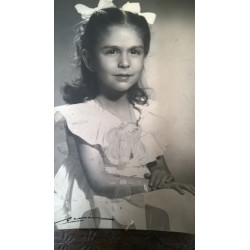 NIÑA EN FOTOGRAFÍA DE POSE. AÑOS 40.