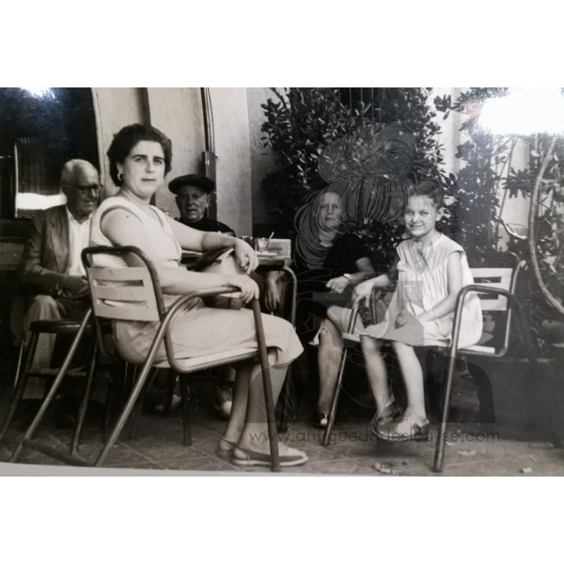 FAMILIA SENTADA EN BAR TRES GENERACIONES