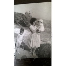 SEÑORA CON DOS NIÑOS EN LA COSTA