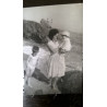 SEÑORA CON DOS NIÑOS EN LA COSTA