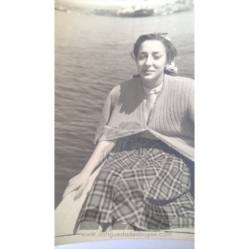 SEÑORA EN UNA LANCHA