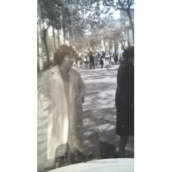 PAREJA DE SEÑORAS DE PASEO...