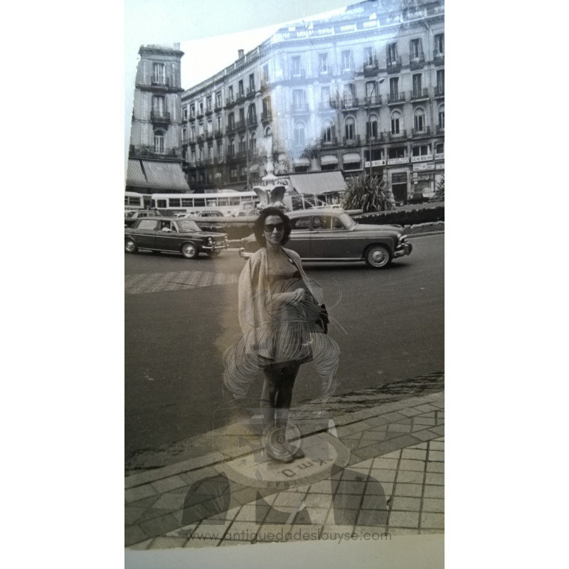SEÑORA EN LA PUERTA DEL SOL. MADRID