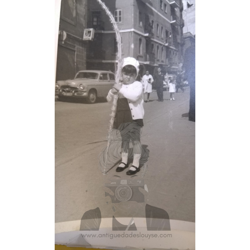 NIÑA CON PALMA EN BARCELONA