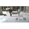 PAREJA PORTANDO UN ARCA