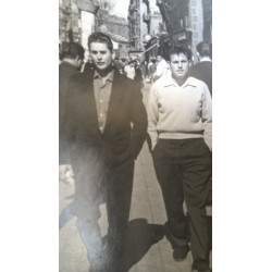PAREJA DE AMIGOS DE PASEO